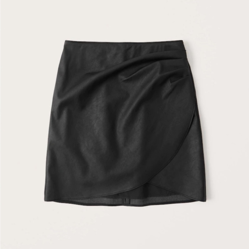 Abercrombie & Fitch Black Vegan Leather Ruched Mini Skirt - XS